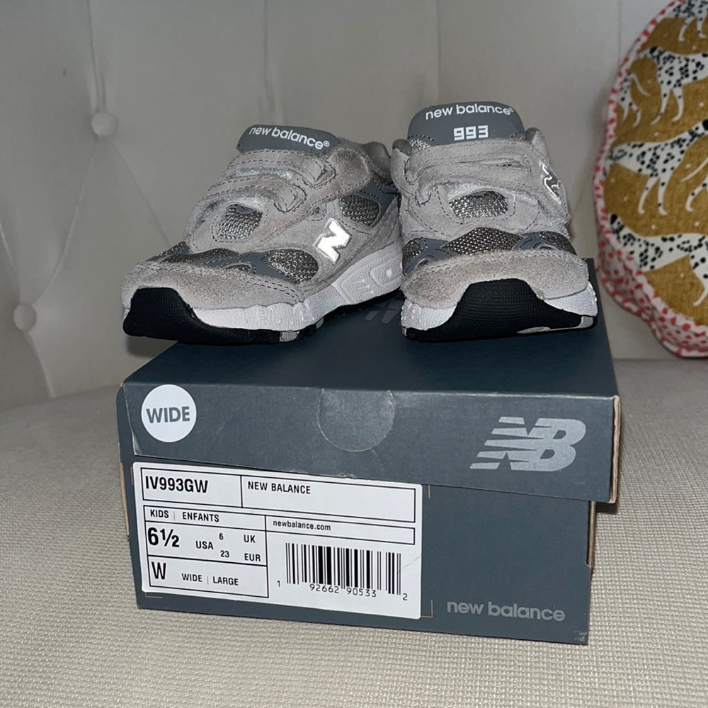 NEW BALANCE KIDS VELCRO SNEAKERS LIKE NEW